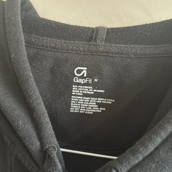Gap black lightweight zip up with thumb holes - Picture 2 of 4